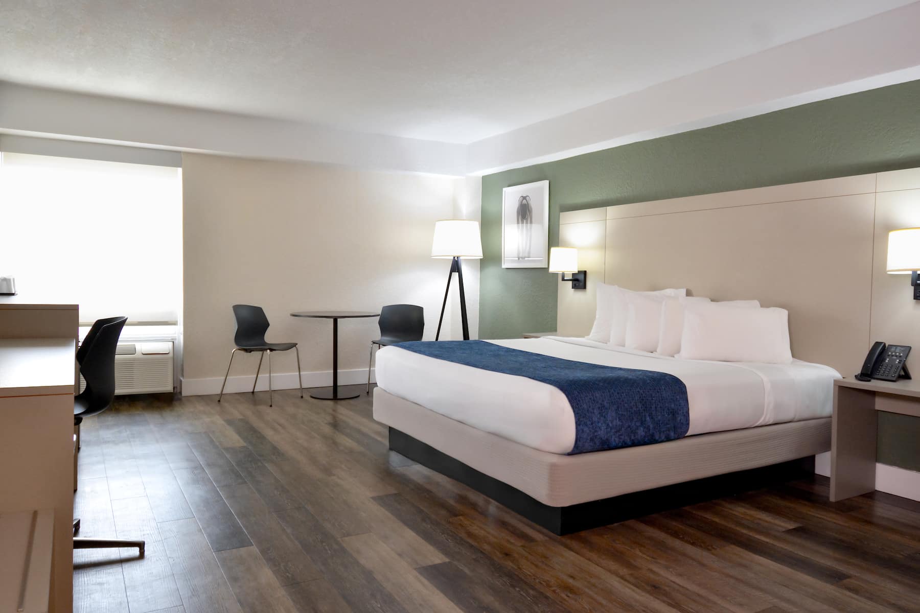 Guest room at the Wyndham I-Drive Avanti Resort & Conference Center in Orlando, Florida