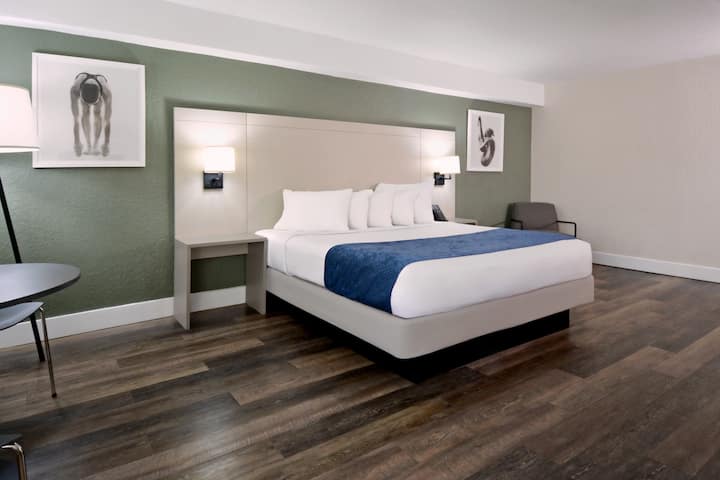 Guest room at the Wyndham I-Drive Avanti Resort & Conference Center in Orlando, Florida
