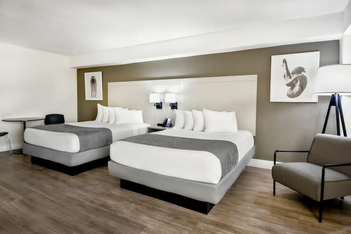 Guest room at the Wyndham I-Drive Avanti Resort & Conference Center in Orlando, Florida