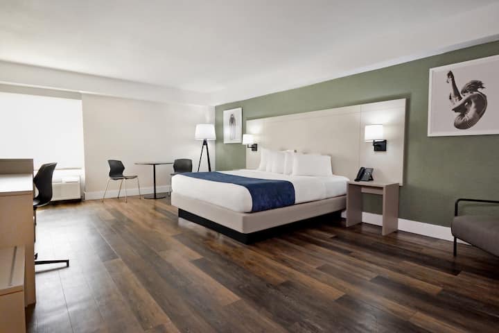 Guest room at the Wyndham I-Drive Avanti Resort & Conference Center in Orlando, Florida