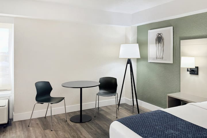 Guest room at the Wyndham I-Drive Avanti Resort & Conference Center in Orlando, Florida