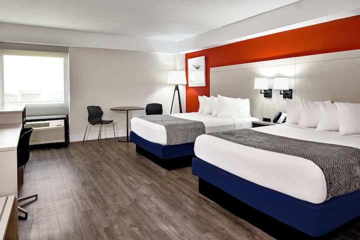 Guest room at the Wyndham I-Drive Avanti Resort & Conference Center in Orlando, Florida