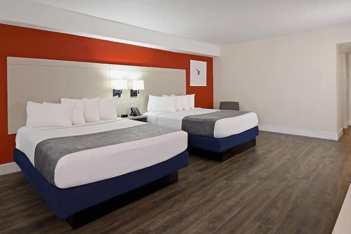 Guest room at the Wyndham I-Drive Avanti Resort & Conference Center in Orlando, Florida