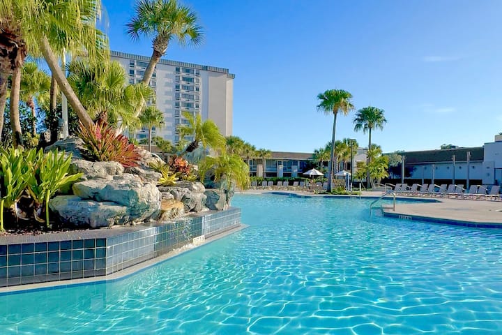 Pool at the Wyndham I-Drive Avanti Resort & Conference Center in Orlando, Florida