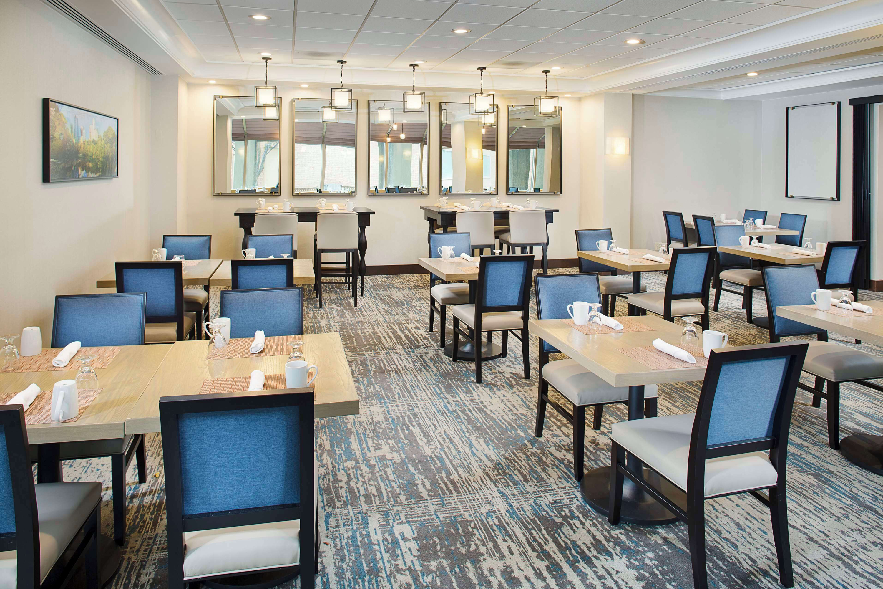 Wyndham Atlanta Perimeter restaurant breakfast area with seating in Atlanta, Georgia