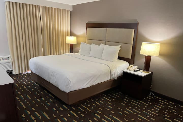 Guest room at the Wyndham Chicago O'Hare in Des Plaines, Illinois