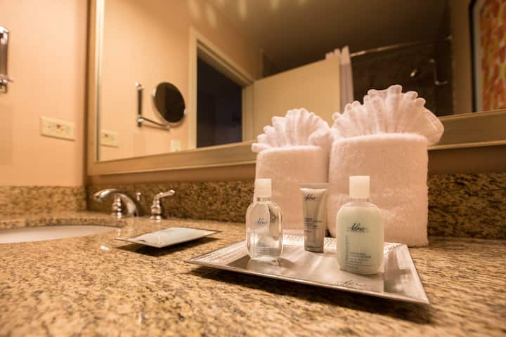 Guest room at the Wyndham Chicago O'Hare in Des Plaines, Illinois