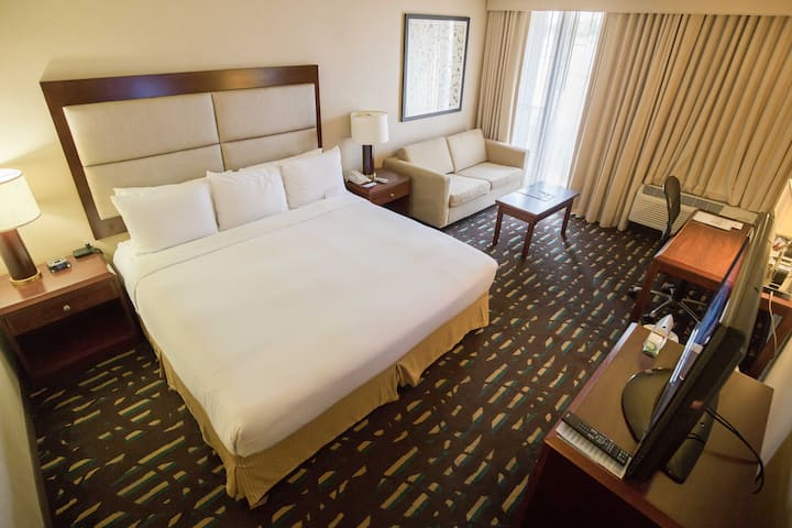 Guest room at the Wyndham Chicago O'Hare in Des Plaines, Illinois