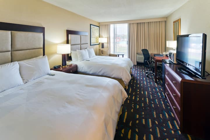 Queen bed guest room at the Wyndham Chicago O'Hare in Des Plaines, Illinois