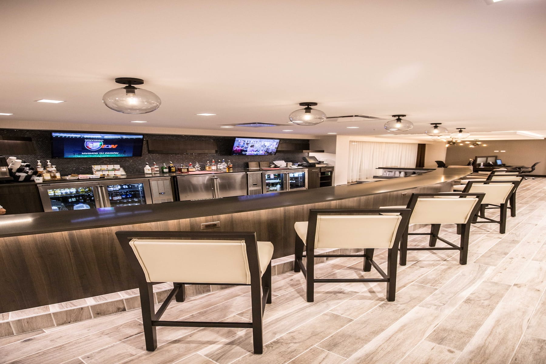 Bar at Wyndham Chicago O'Hare in Des Plaines, Illinois