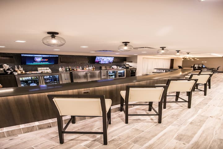 Bar at Wyndham Chicago O'Hare in Des Plaines, Illinois