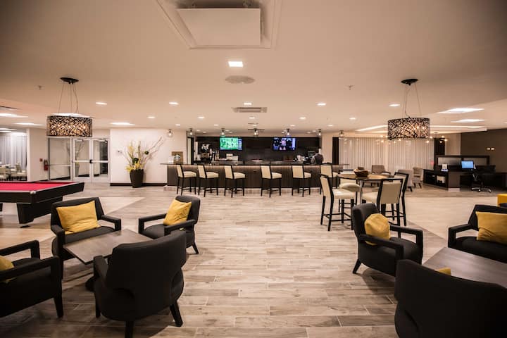 Bar at Wyndham Chicago O'Hare in Des Plaines, Illinois