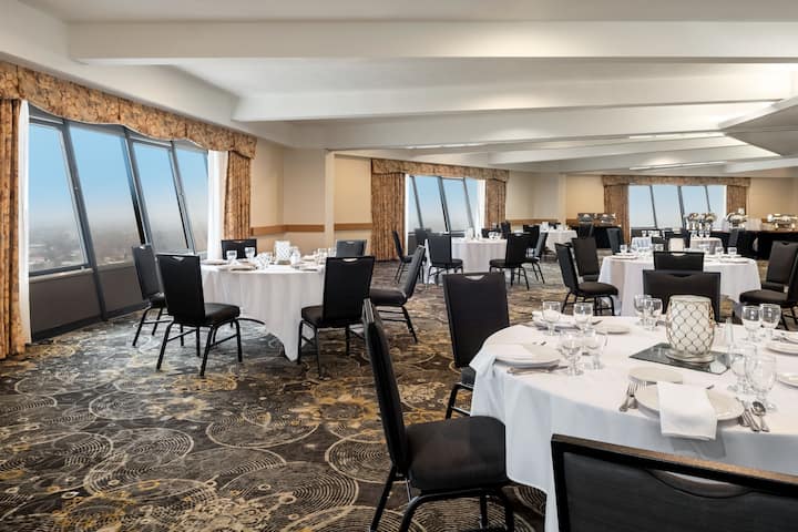 Meeting room banquet rounds at Wyndham Springfield City Centre in Springfield, Illinois