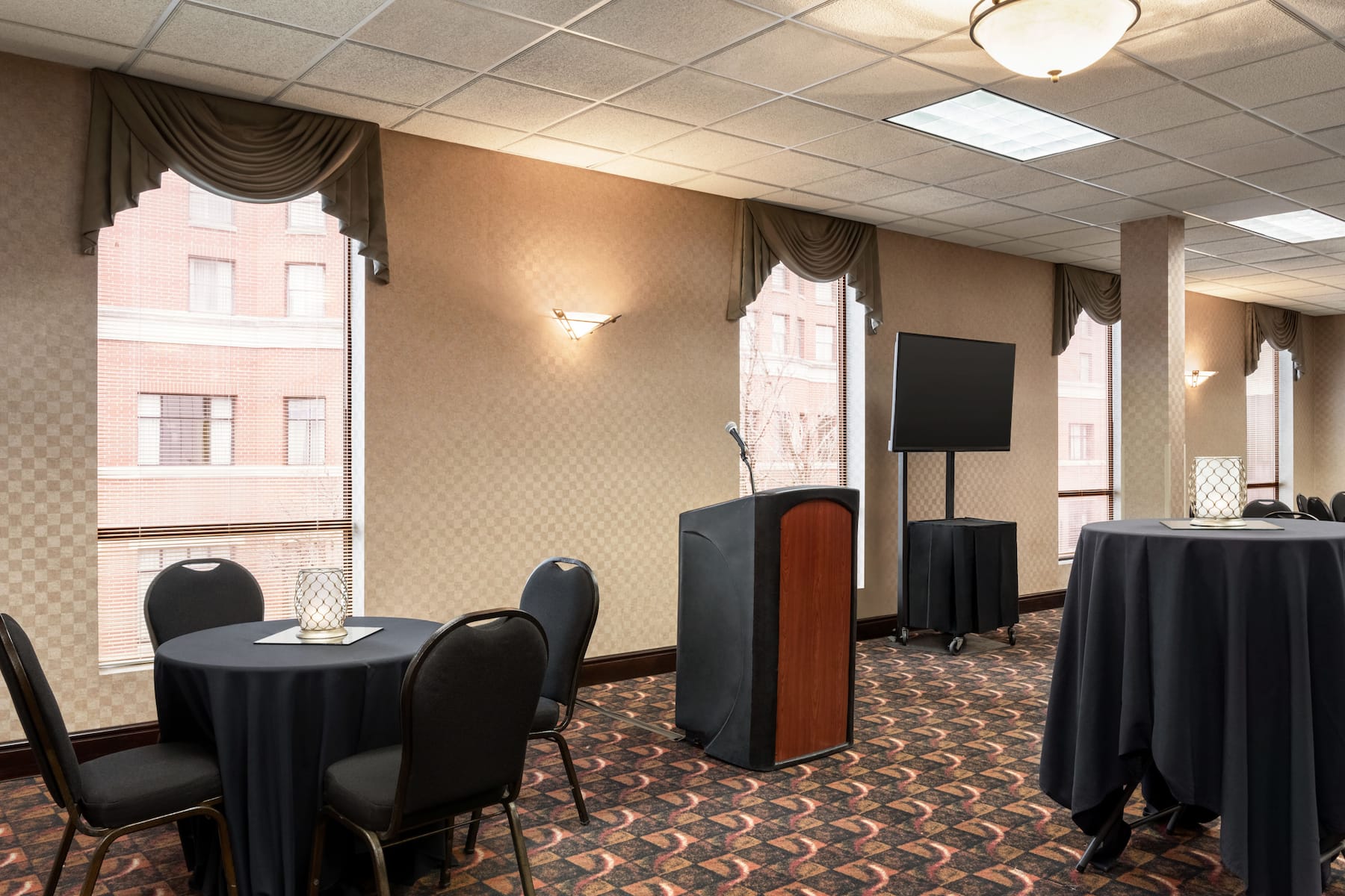 Meeting room banquet rounds at Wyndham Springfield City Centre in Springfield, Illinois