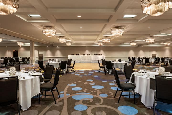 Meeting room banquet rounds at Wyndham Springfield City Centre in Springfield, Illinois