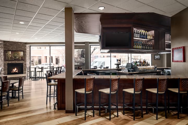 Wyndham Springfield City Centre bar and grill in Springfield, Illinois