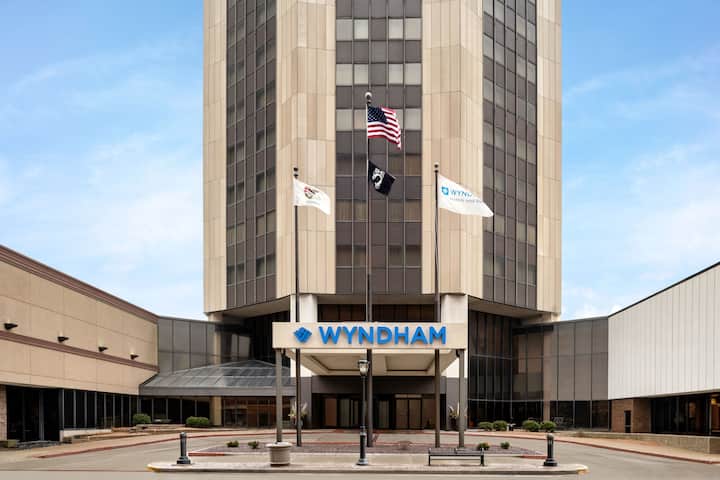 Exterior of Wyndham Springfield City Centre hotel in Springfield, Illinois