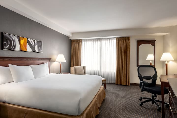 Guest room at the Wyndham Springfield City Centre in Springfield, Illinois