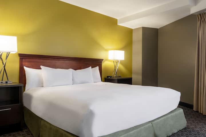 Guest room at the Wyndham Springfield City Centre in Springfield, Illinois