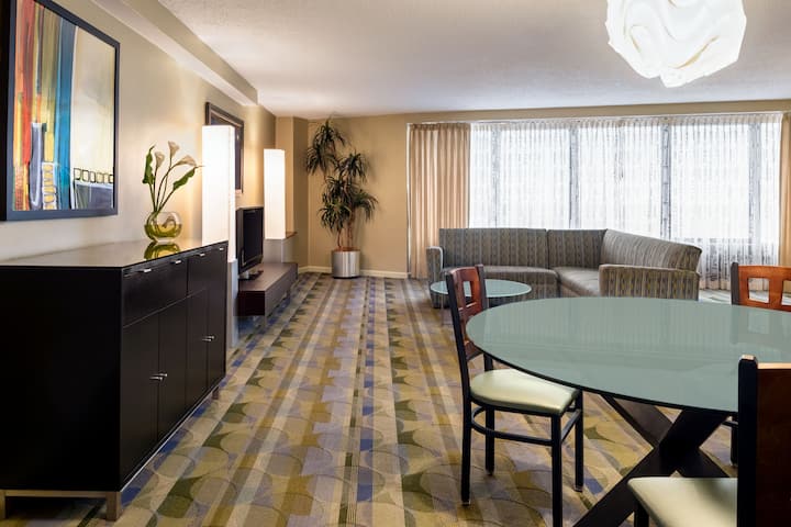 King bed guest room at the Wyndham Springfield City Centre in Springfield, Illinois