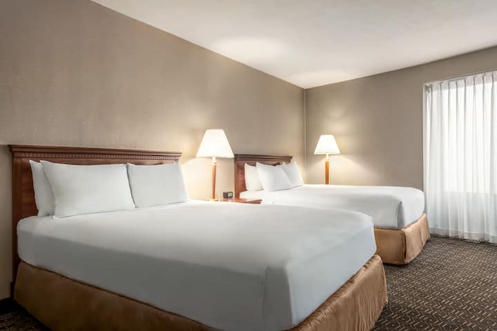 Wyndham Springfield City Centre suite in Springfield, Illinois