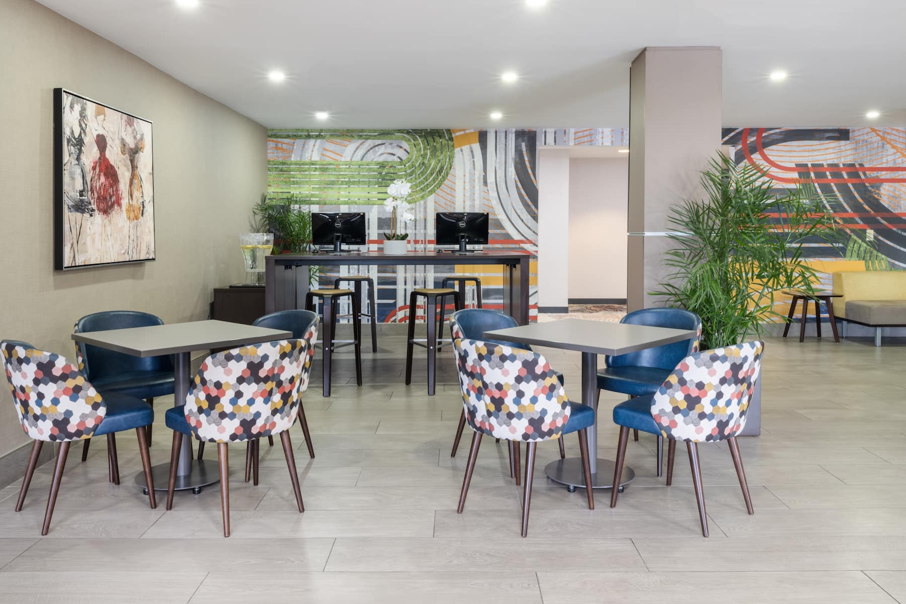 Wyndham Indianapolis Airport restaurant breakfast area with seating in Indianapolis, Indiana
