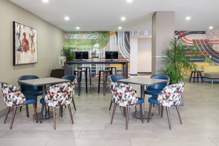 Wyndham Indianapolis Airport restaurant breakfast area with seating in Indianapolis, Indiana