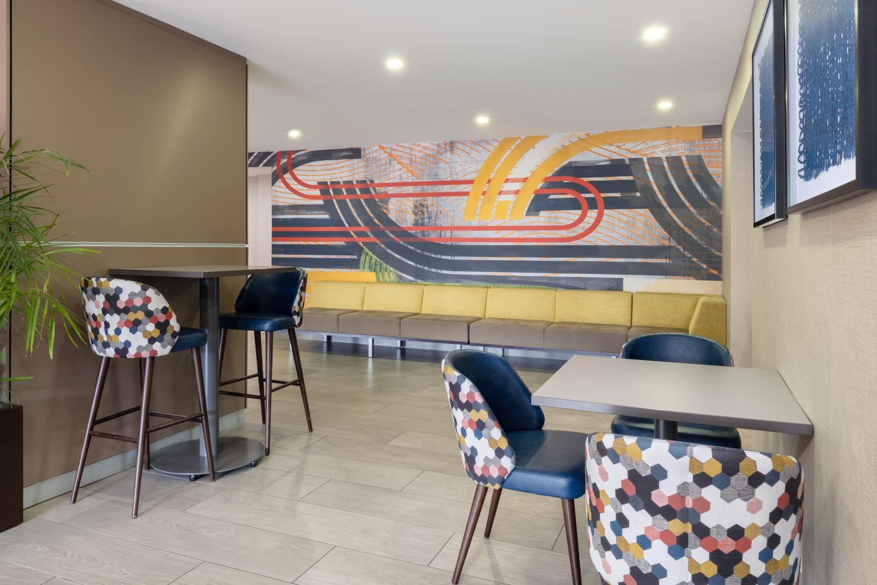 Wyndham Indianapolis Airport restaurant breakfast area with seating in Indianapolis, Indiana