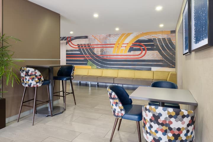 Wyndham Indianapolis Airport restaurant breakfast area with seating in Indianapolis, Indiana