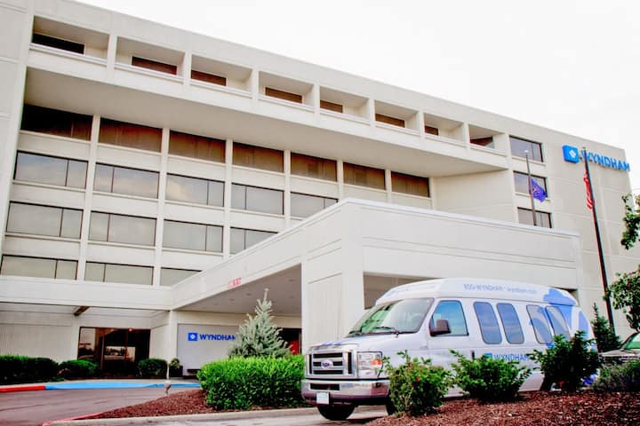 Exterior of Wyndham Indianapolis Airport hotel in Indianapolis, Indiana