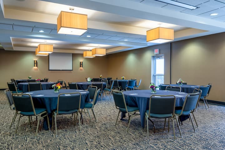 Meeting room banquet rounds at Wyndham Noblesville in Noblesville, Indiana