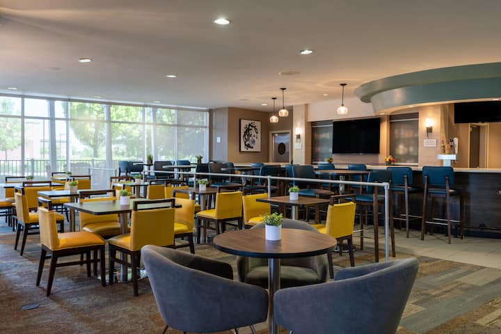 Free breakfast at Wyndham Noblesville in Noblesville, Indiana