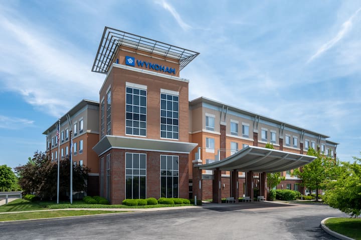 Exterior Day Image of Wyndham Noblesville hotel in Noblesville, Indiana