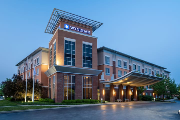 Exterior Dusk Image of Wyndham Noblesville hotel in Noblesville, Indiana