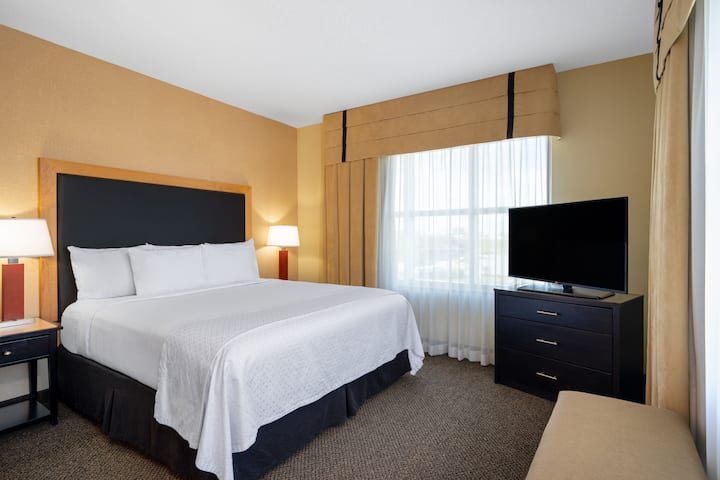 Wyndham Noblesville suite in Noblesville, Indiana