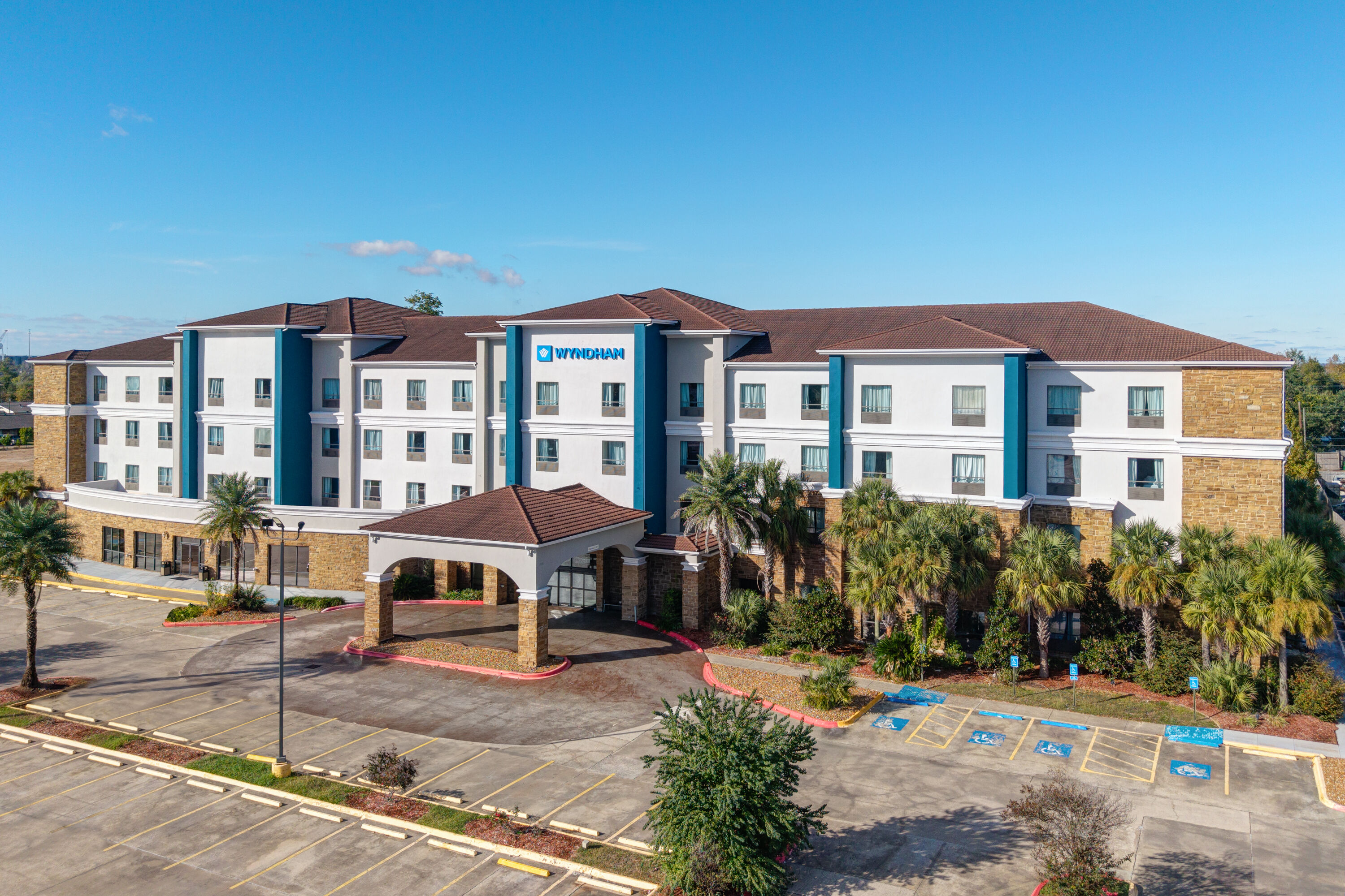 Exterior Day Image of Wyndham Lake Charles hotel in Lake Charles, Louisiana