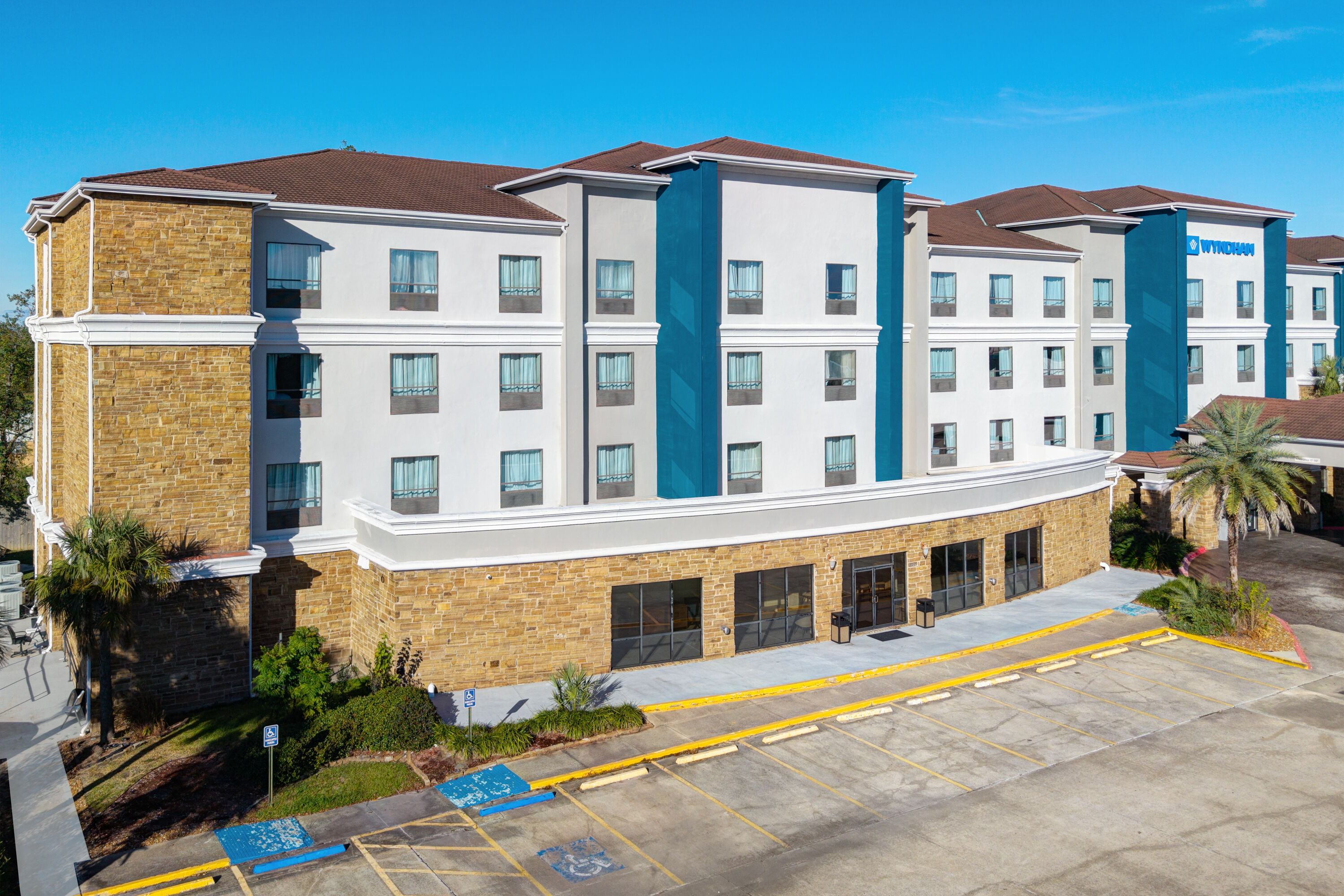 Exterior Day Image of Wyndham Lake Charles hotel in Lake Charles, Louisiana