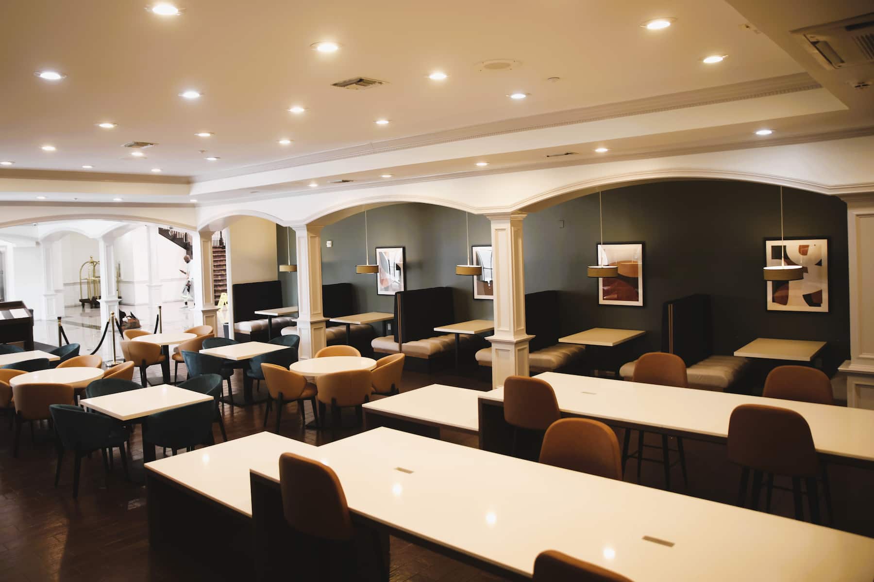 Wyndham Lake Charles restaurant breakfast area with seating in Lake Charles, Louisiana