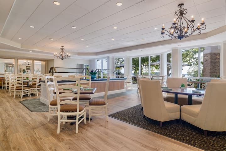 Cypress Bend Resort, a Wyndham Hotel restaurant in Many, Louisiana