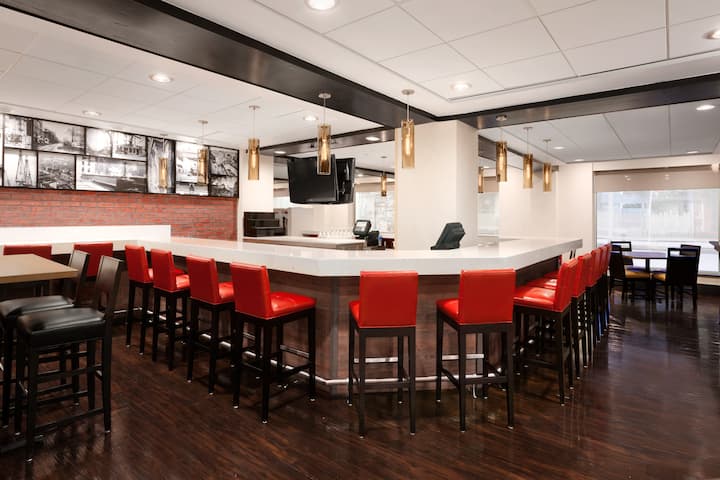 Bar at Wyndham Boston Beacon Hill in Boston, Massachusetts