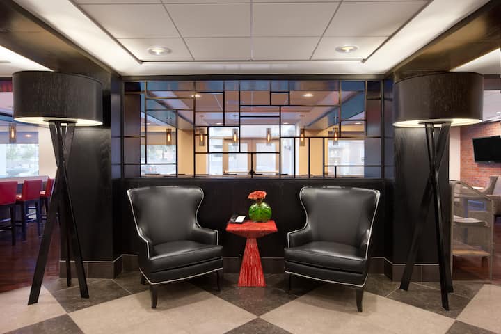 Bar at Wyndham Boston Beacon Hill in Boston, Massachusetts