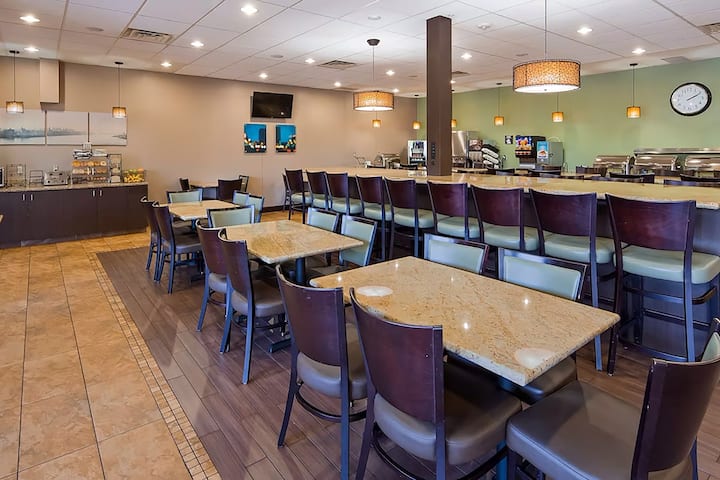 Wyndham Bloomington - Mall of America restaurant breakfast area with seating in Bloomington, Minnesota