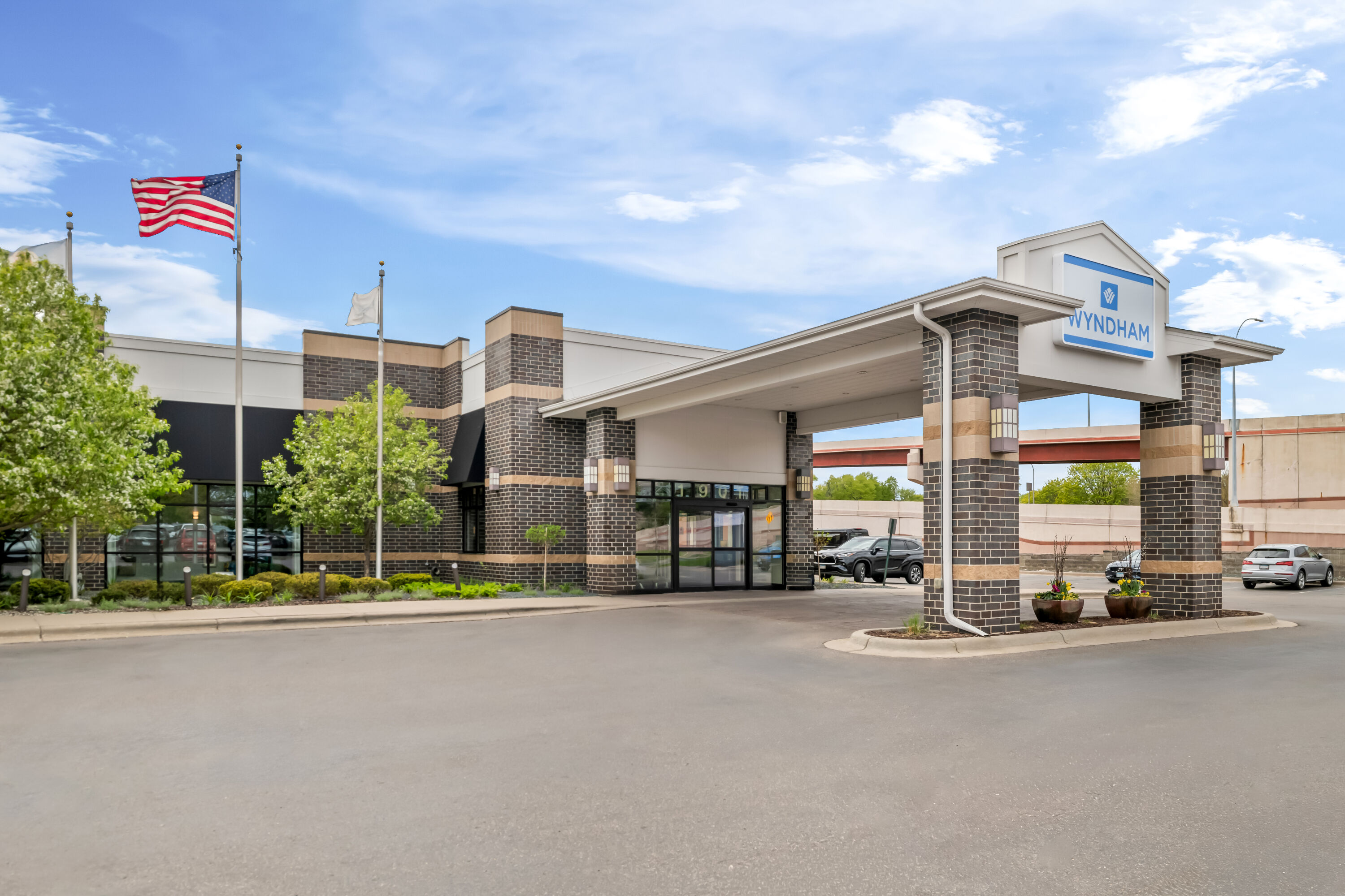 Exterior Day Image of Wyndham Bloomington - Mall of America hotel in Bloomington, Minnesota