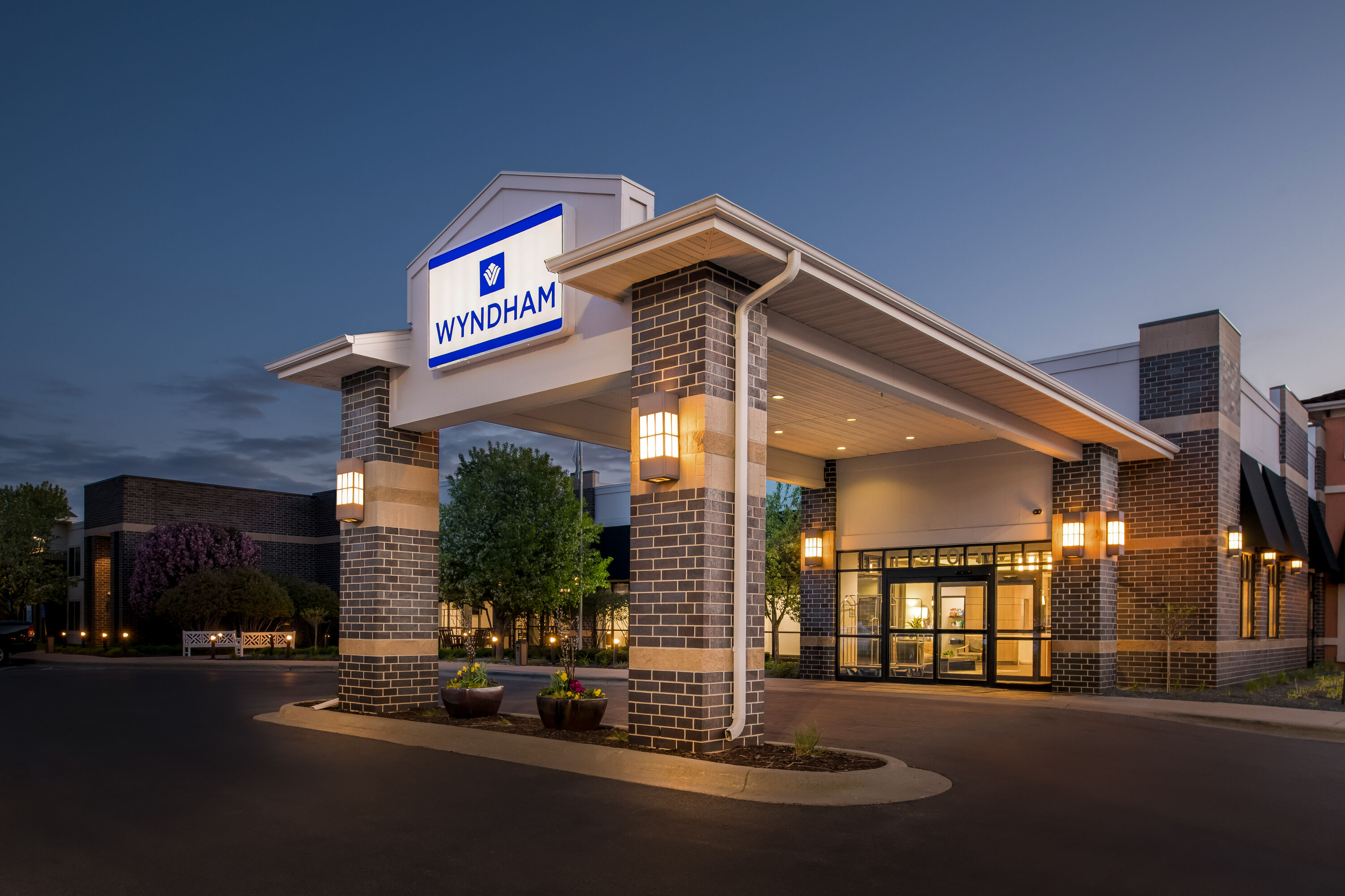 Exterior Night Image of Wyndham Bloomington - Mall of America hotel in Bloomington, Minnesota