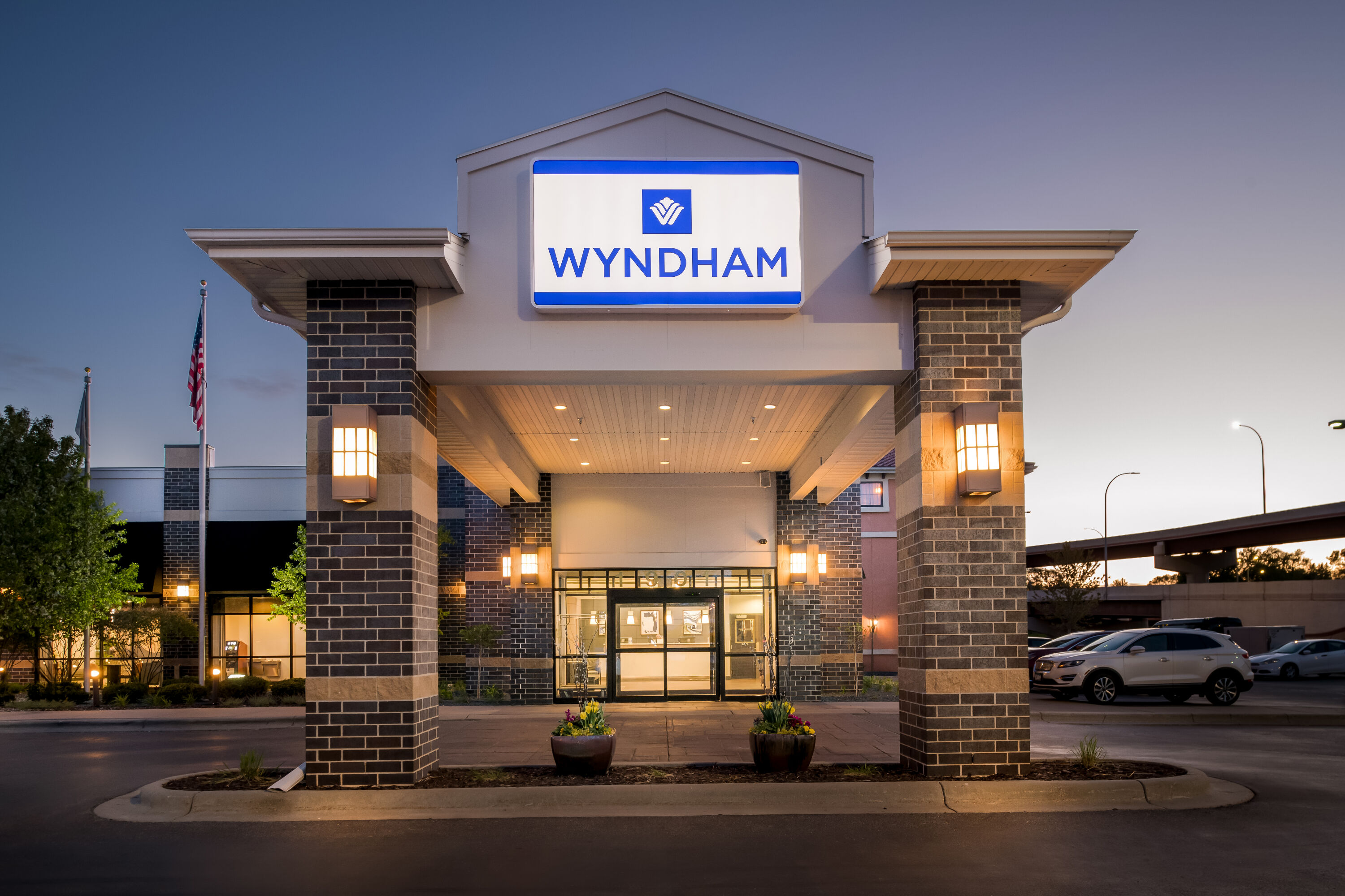 Exterior Night Image of Wyndham Bloomington - Mall of America hotel in Bloomington, Minnesota