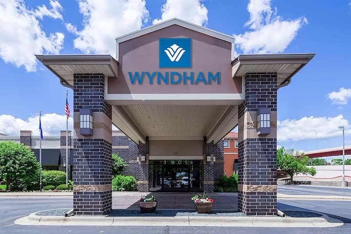 Exterior of Wyndham Bloomington - Mall of America hotel in Bloomington, Minnesota