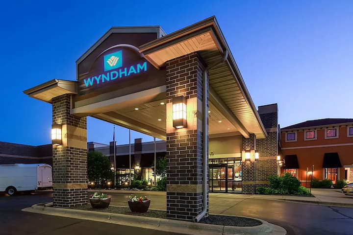 Exterior of Wyndham Bloomington - Mall of America hotel in Bloomington, Minnesota