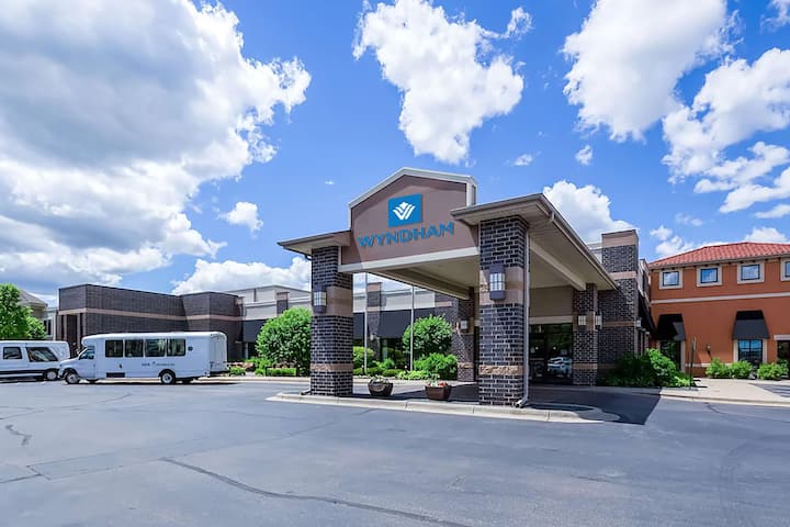 Exterior of Wyndham Bloomington - Mall of America hotel in Bloomington, Minnesota