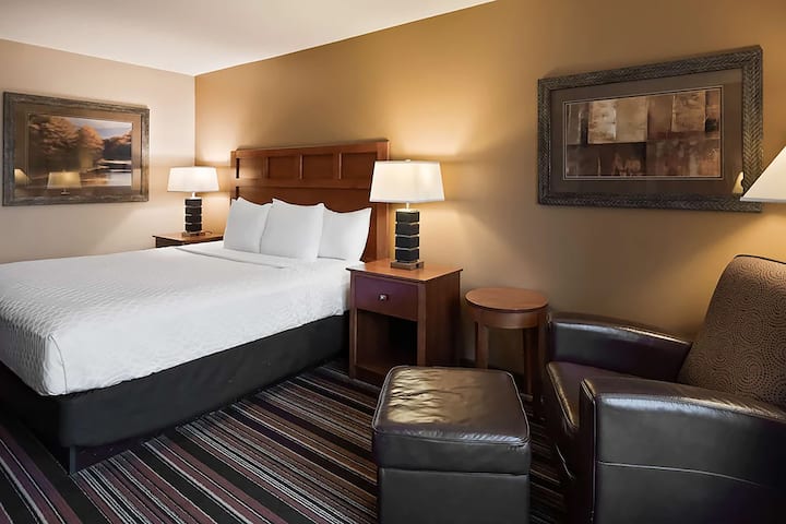 Guest room at the Wyndham Bloomington - Mall of America in Bloomington, Minnesota