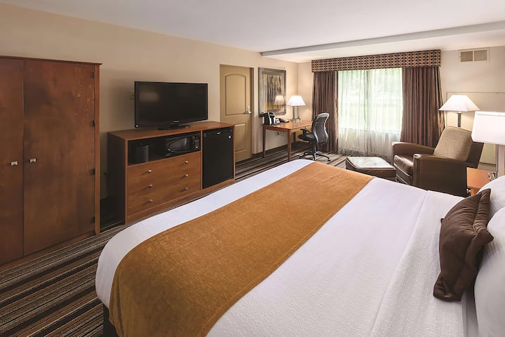 Guest room at the Wyndham Bloomington - Mall of America in Bloomington, Minnesota